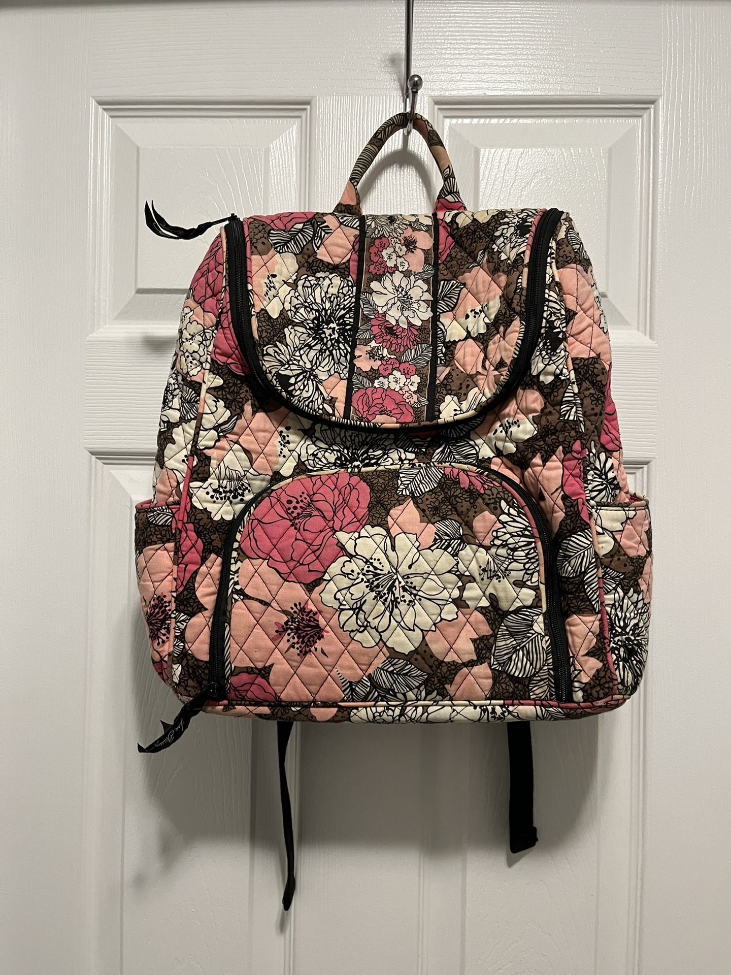 VERA BRADLEY FULL SIZE BACKPACK. VERY LIGHTLY USED. GREAT CONDITION.