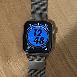 Apple Watch Series 6 (Stainless Steel)