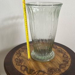 ribbed glass vase. Bucaro