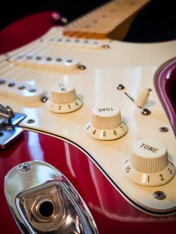 Fender vintage Stratocaster standard metallic crimson red strat electric guitar 6 string