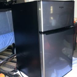 Whirlpool Mini Refrigerator & Freezer 