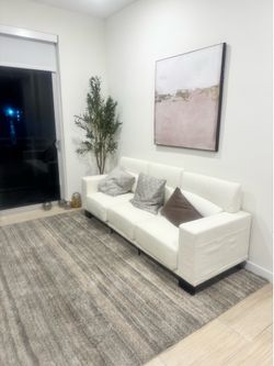 Area Rug 7’ x 9’  Plush Area Rug – Excellent Condition