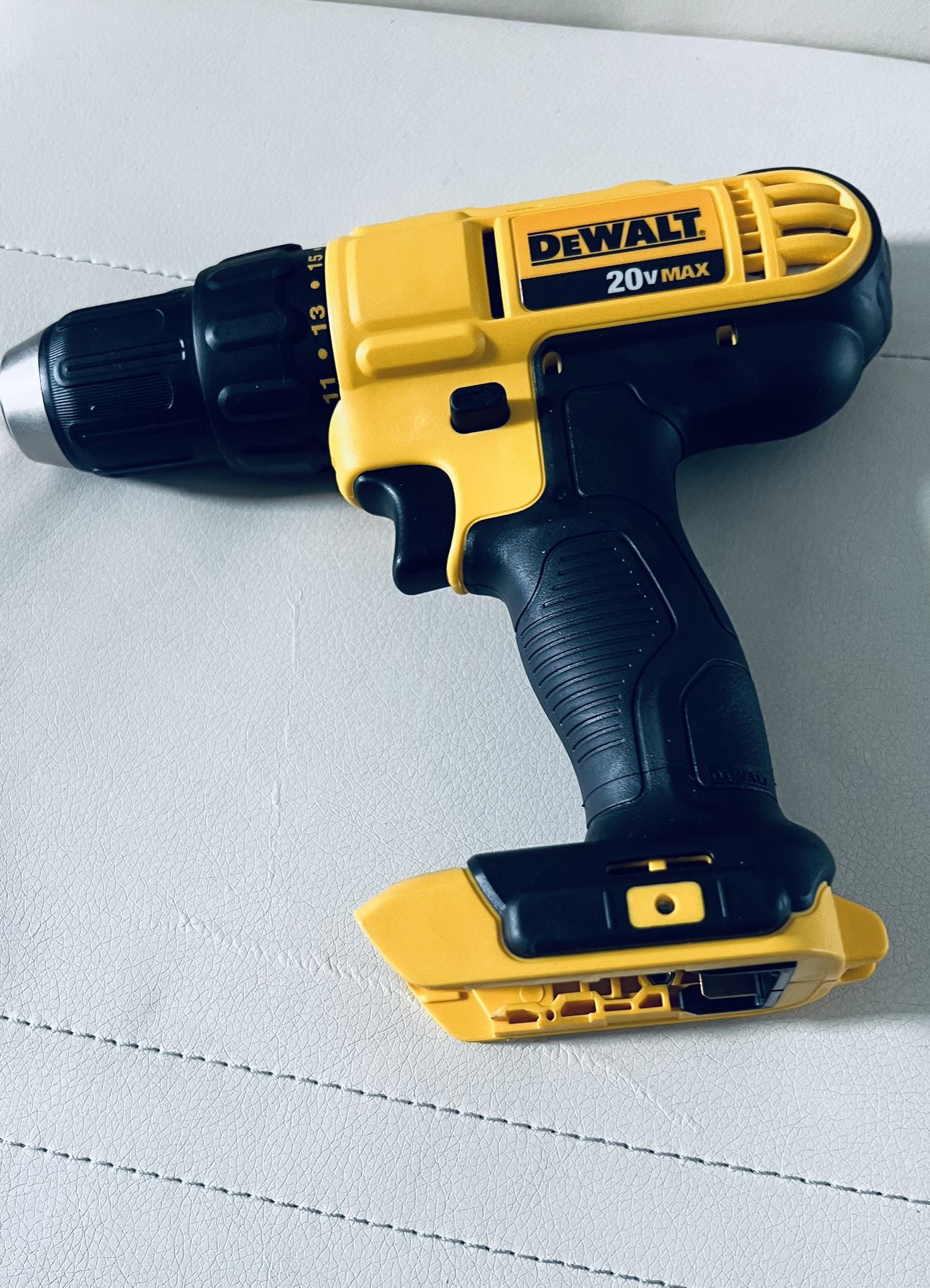 HOT SALE 🔥🎇DeWALT Max 1/2" 20V Cordless Compact Drill Driver DCD771B (Tool only )