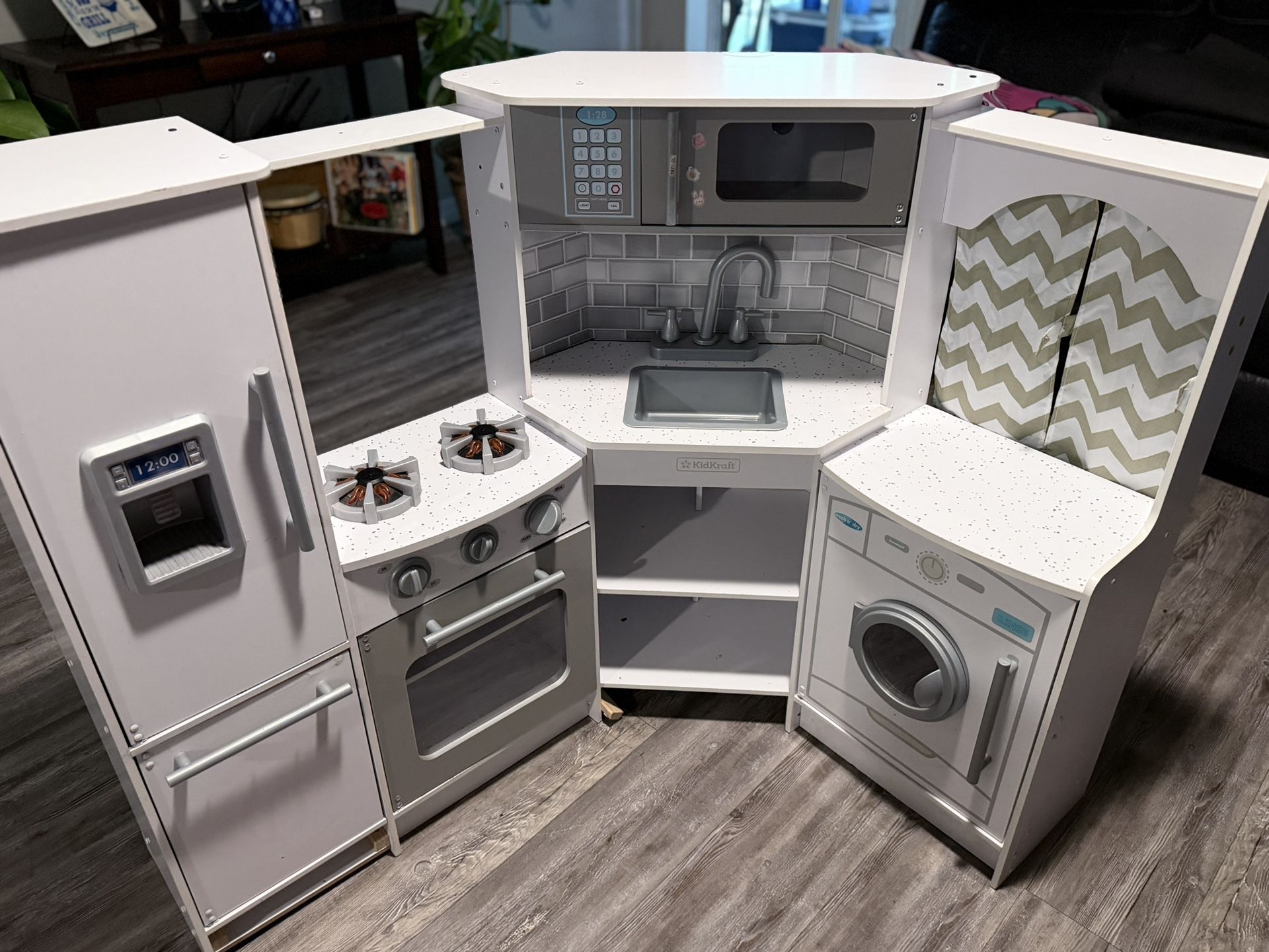 Kids Kraft Full Play kitchen