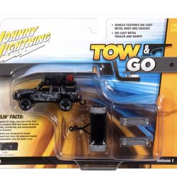 Johnny Lightning Tow & Go Jeep Cherokee XJ w/Tow Dolly 1/64