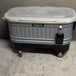 Igloo Cooler Party  Bar With 4 Wheels