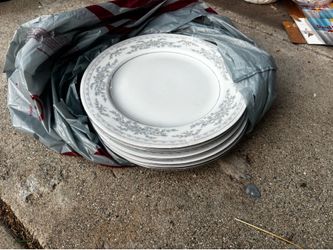 Set of ceramic plates