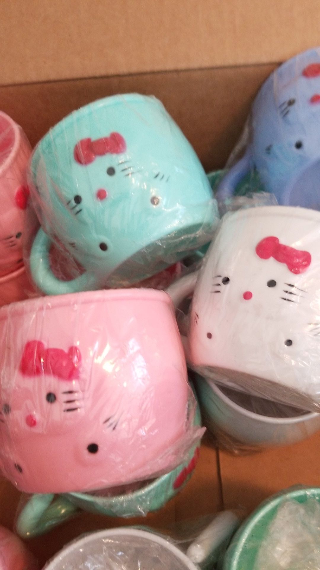 11 hello kitty cups.