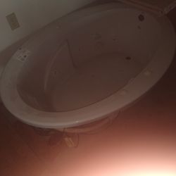 Very Nice Bathtub With Jets Worth 600 Selling $300 For My Wife