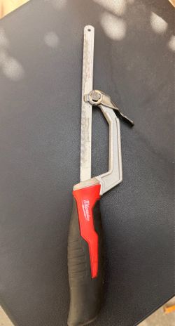 Compact hacksaw