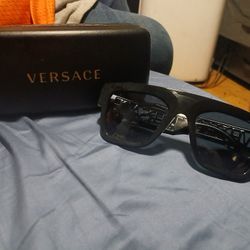 Versace Unisex Sunglasses Asking $150 Obo Retails For Over $300
