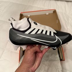 Nike Vapor Edge 360 Flyknit Laceless Football Cleats – Black/White – Size 10