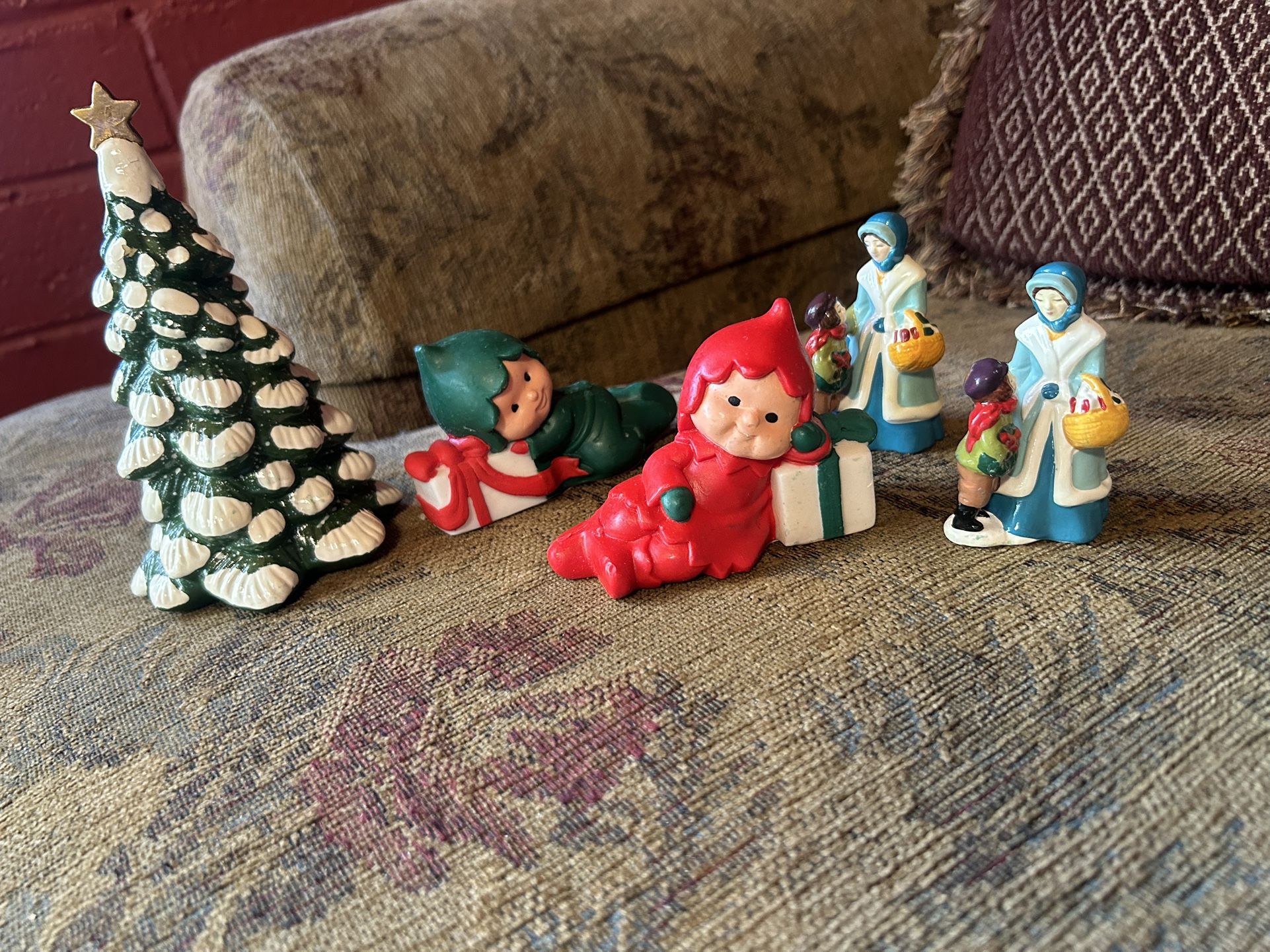 Lot of 5 vintage 1982 Avon Christmas figurines