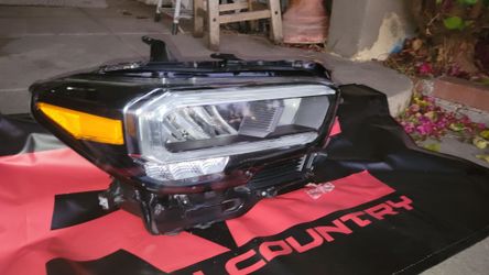 2022 Toyota tacoma  headlight led OEM right from side  good condition