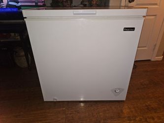 The Magic Chef HMCF7W3 is a 7.0 cubic-foot chest freezer designed for extra frozen food storage in homes, garages, or basements.