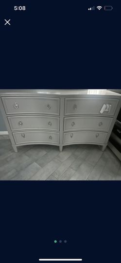 Dresser With Mirror