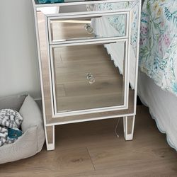 Set of 2 mirrored nightstands
