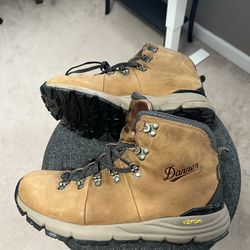 Danner Mountain 600 - 9.5 Wide - Men’s Hiking Boots 