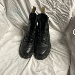 Doc Marten's Boots SZ 7