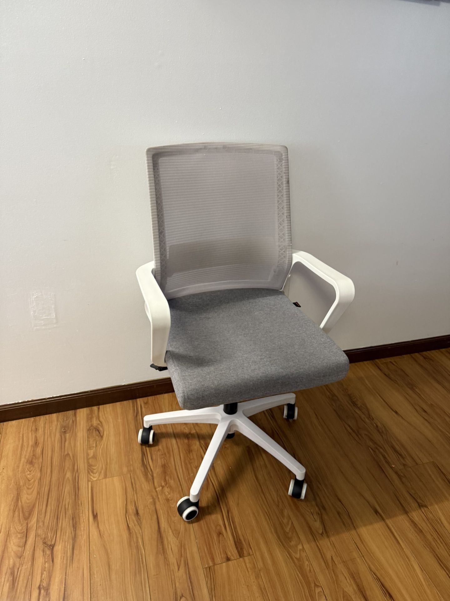 Modern Home Zuna Mid-back Office Chair - white/gray