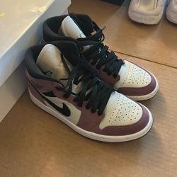 WMNS Air Jordan 1 MID SE (size 6)