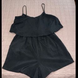 She Romper size medium, with Pockets and elastics at the waist. Super comfortable