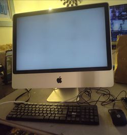 Apple iMac 21.5" desktop computer in good working condition.