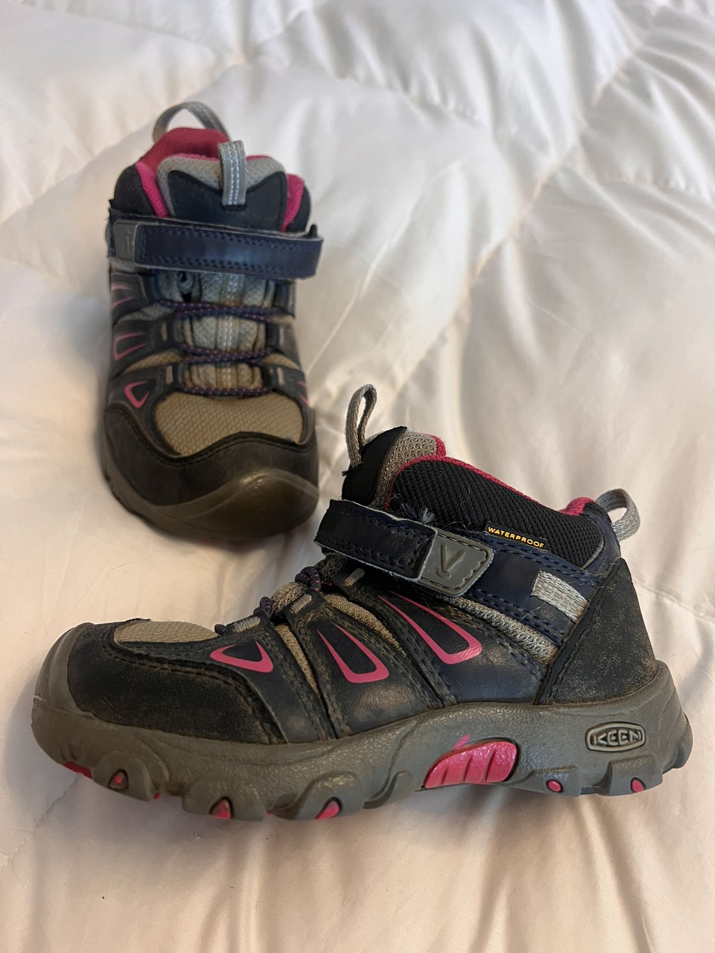 KEEN Oakridge Mid Waterproof Pink Hiking Boots