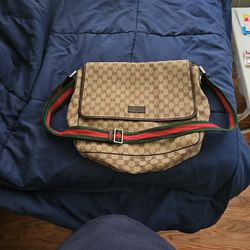 Authentic GUCCI messenger Bag