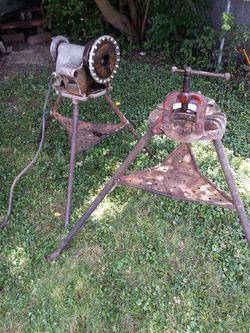 Rigid 300 threading power drive and pipe vice