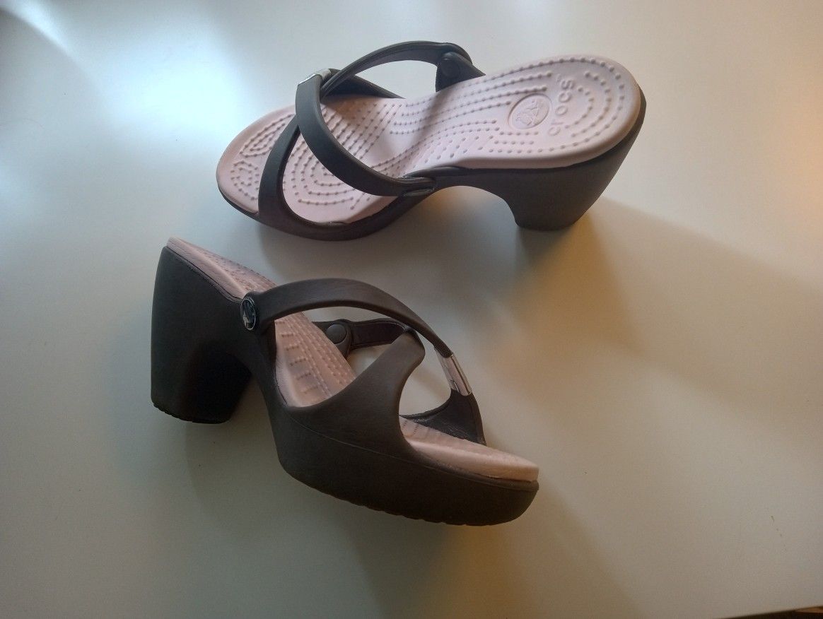 Crocs Heel In Sage Size 7