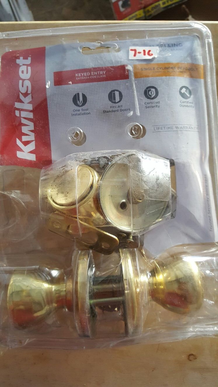 Kwikset Tylo Polished Brass Entry Door Knob and Single Cylinder Deadbolt Combo Pack