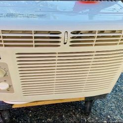 Air Conditioner 5000 BYU Mint Condition Blows Ice Cold !!