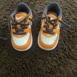 Nike Air Force low SE Vivid Orange/summit White 