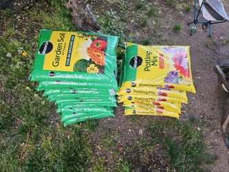 Miracle Grow Garden Soil and Potting Mix
