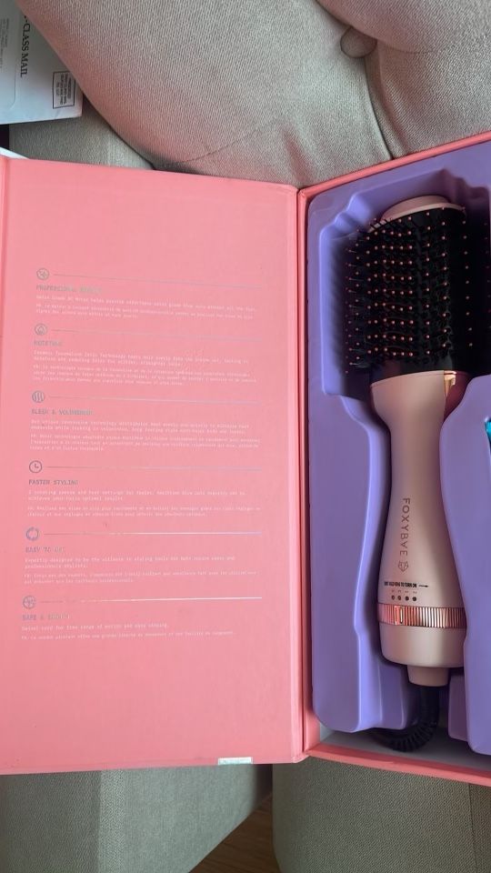 Foxy Bae Party Pink blowout brush