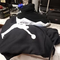 9.5 Shoes And L Hoodie. JORDAN APPERAL