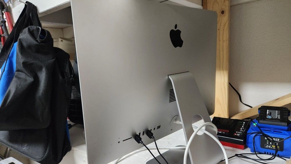 Apple iMac 21.5" (Late 2013) - Upgraded Fast 500GB SSD! | CRACKED SCREEN - Works Great!
