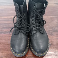 WOMENS SZ  7 DOC MARTENS CHEAP