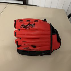 Rawlings Baseball Glove Youth Right Hand Thrower PL110S 11" Players Series EABR5. Pre owned in good cosmetic condition with some minor blemishes. Ther