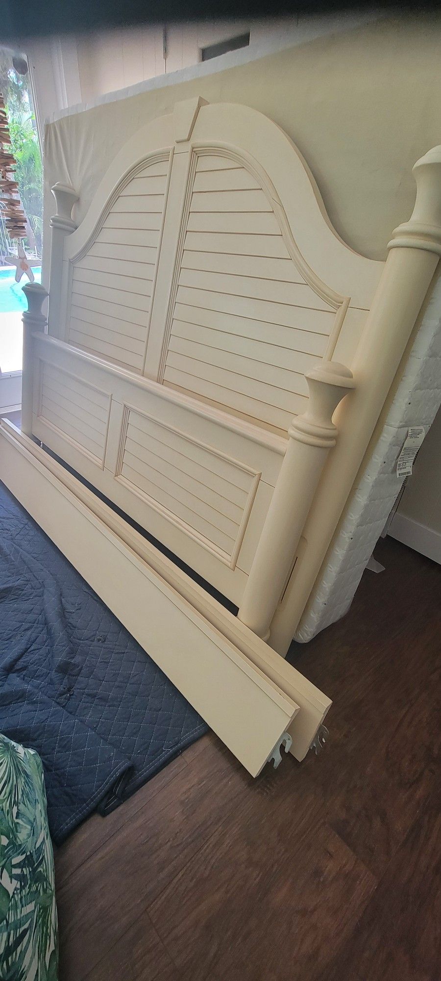 Beautiful Coastal Queen Bed And Mattress