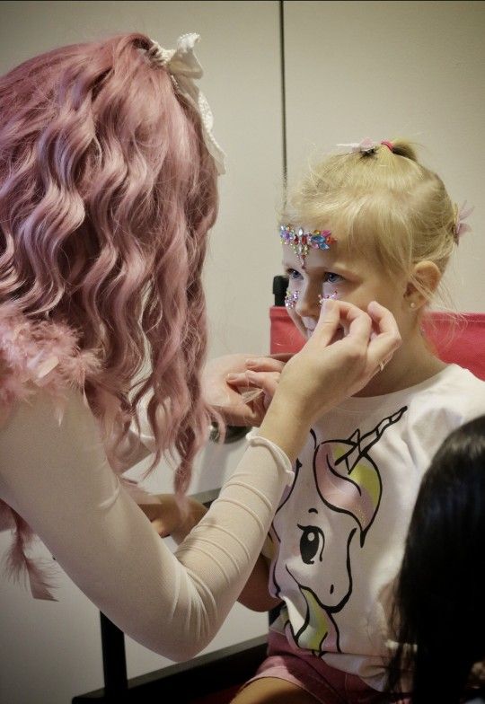 Beauty Bar / Face Painting / Facepaining / Birthday Party Entertainment