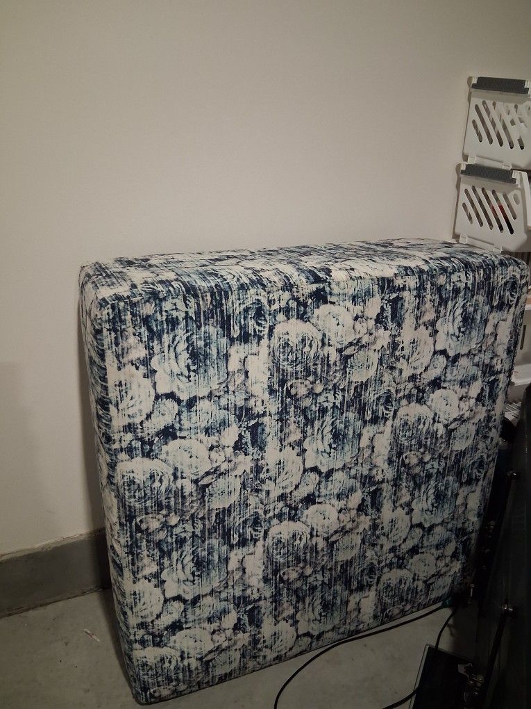 Ottoman BLUE/WHITE