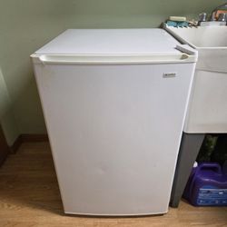 Kenmore white under counter freezer 3.0 cubic feet mini freezer
