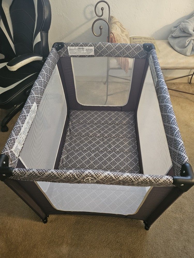 Dream On Me Zoom Portable Playard 