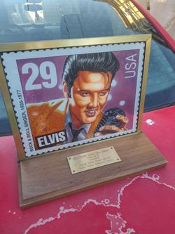 small Elvis collection you look at the pictures everything in Mexico today $20 a piece firm if you buy them all they're very cool great conditions I l
