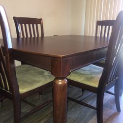 Oak 4-6 Person Table And Chairs