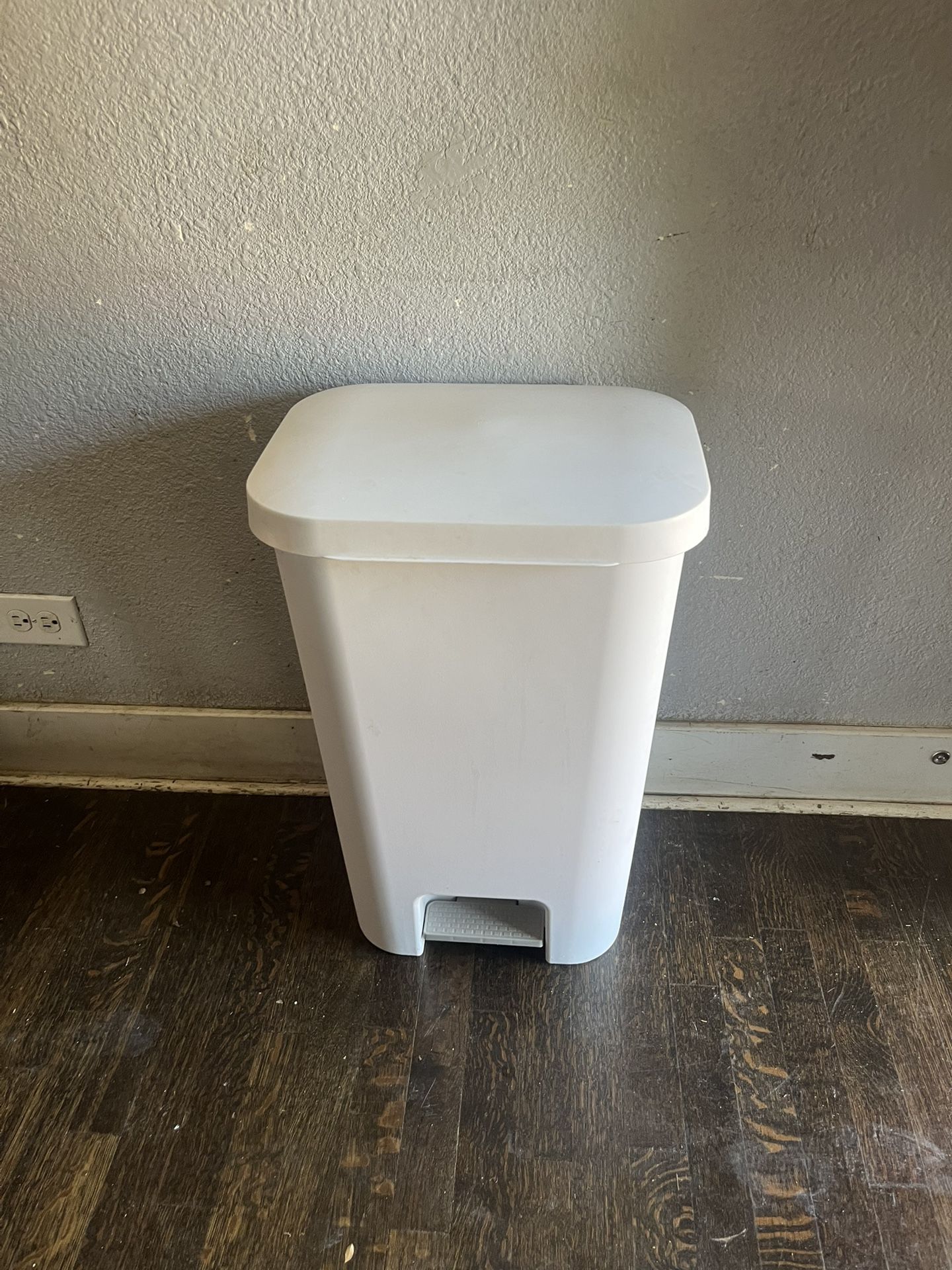 White Step-on Kitchen Wastebasket With 11.9 Gallon Capacity