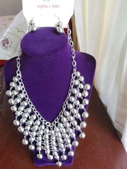 Collar con aretes