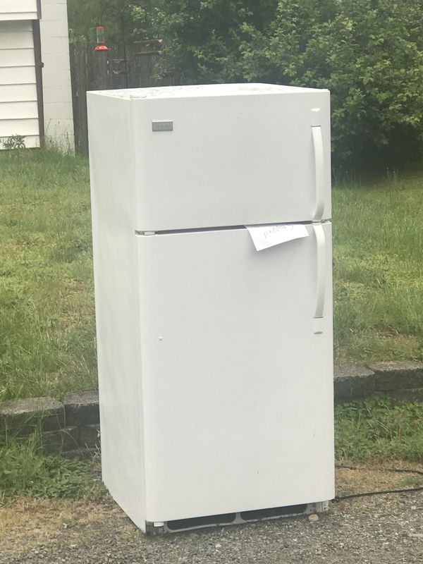 Free pick up refrigerator stopped cooling for Sale in Spanaway, WA